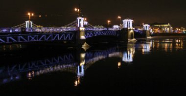 Bir şekilde dekore edilmiş Palace Bridge.