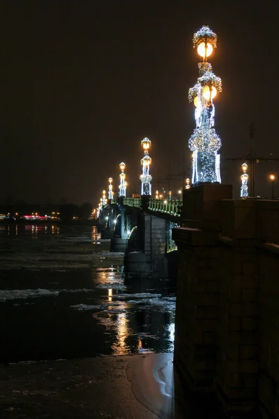 Nocne oświetlenie mostu Trinity. — Zdjęcie stockowe