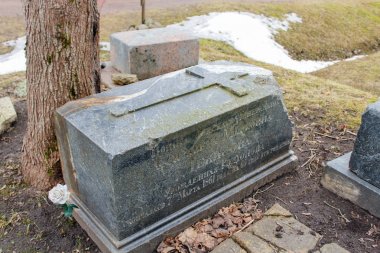 Bir haç ile mermer mezar taşı.