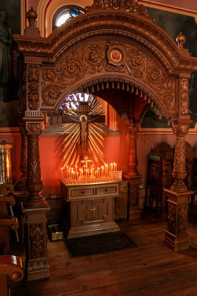Un altar de madera tallada . — Foto de Stock