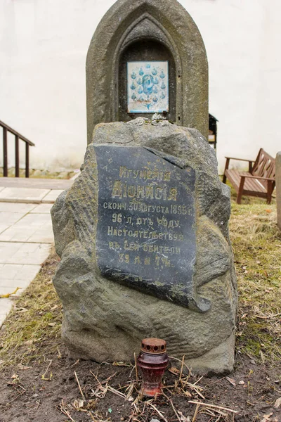 Eine Lampe am Grabstein. — Stockfoto