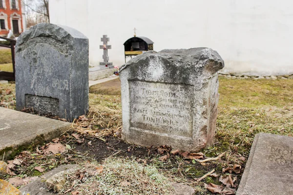 Oude grafstenen naar het klooster. — Stockfoto