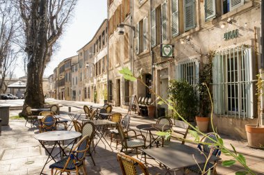 Açık kafe tabloları.