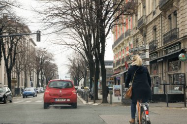 Bir kadın bir bisiklet sürme.