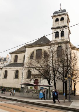 Kulesi olan bir bina..