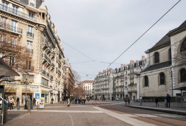 insanlar şehrin sokaklarında.