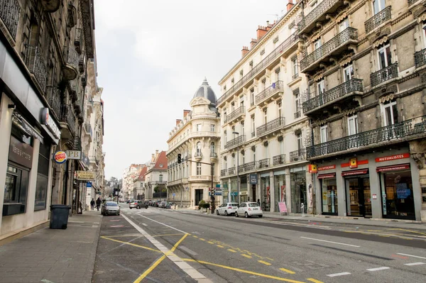 Husen längs avenue. — Stockfoto