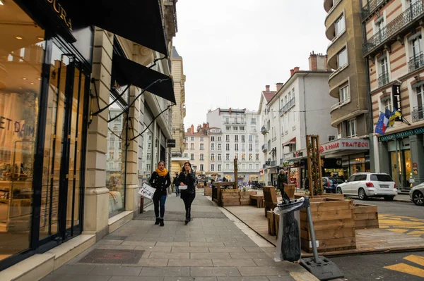Şehrin sokaklarında ahşap yapılar.