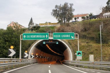 İşaretçiler tünel yukarıda.