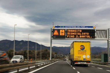 Karayolundaki kamyon.