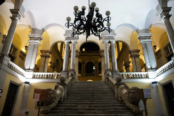 A escada do palácio com esculturas de leões . — Fotografia de Stock