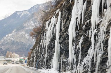 Yamaçta dondurulmuş su.