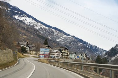 Dağ kenarındaki köy.
