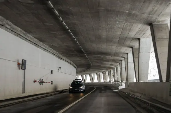 Kontrar bilen i tunnelen. — Stockfoto