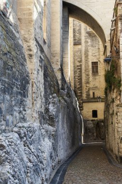 Duvarlar arasında dar geçiş.