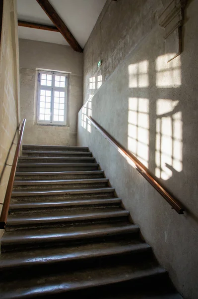 Una ventana en las escaleras . —  Fotos de Stock
