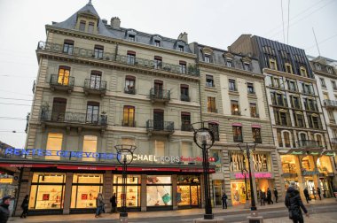 Dükkan pencere ışığında.