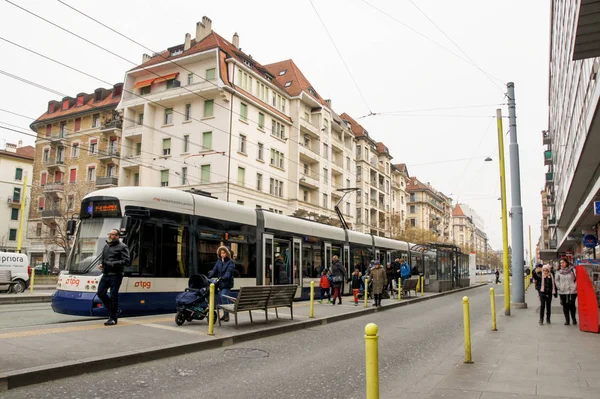 Tram at the bus stop. — Stock Photo, Image