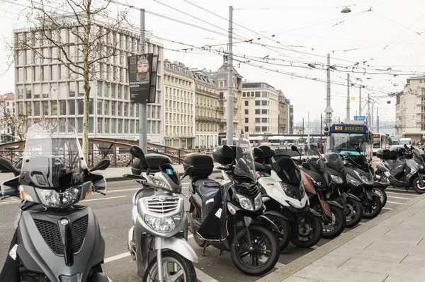 Ciudad estacionamiento scooters . — Foto de Stock