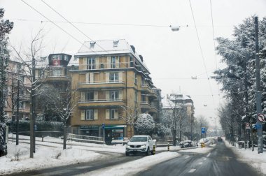 Şehir yollarda kar.