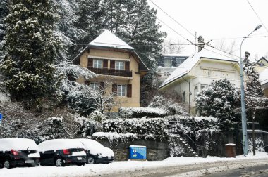 Kar altında şehir manzarası.