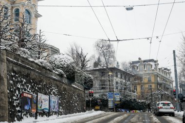 Şehirde ıslak karlı hava.