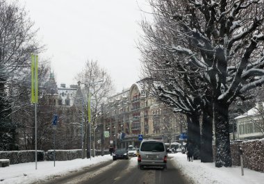 Karlı sokaklarda taşıma.