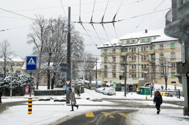 Yaya geçidinde insanlar.