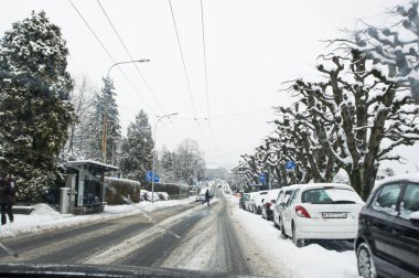 Karda uzun bir sokak.