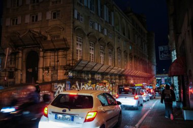 Şehirde gece trafiği.