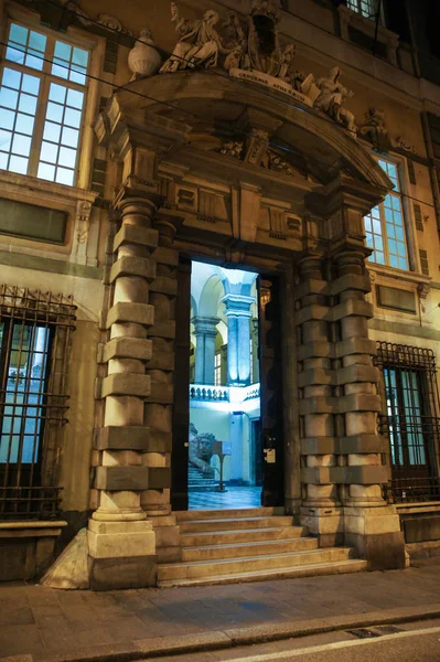 Entrada al antiguo palacio . — Foto de Stock