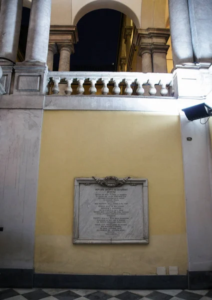 Uma tábua memorial no palácio . — Fotografia de Stock