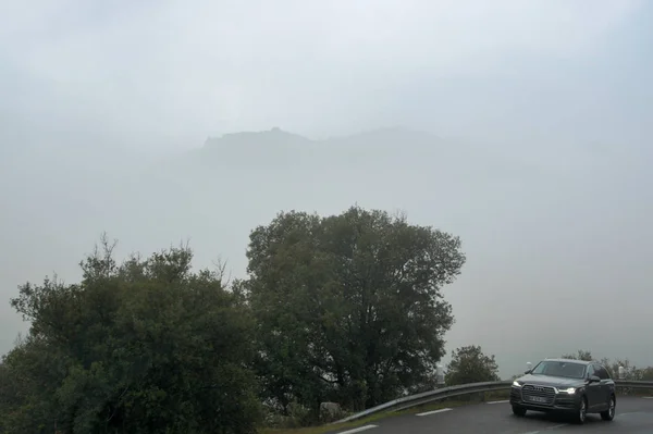 Una espesa niebla cerca de la carretera . — Foto de Stock