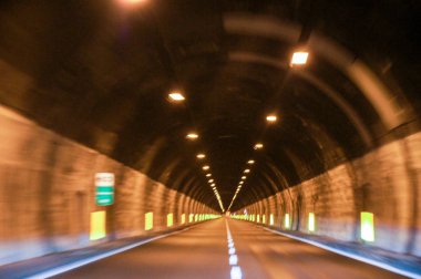 Uzun tünelin aydınlatması.
