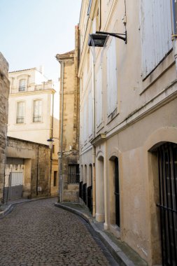 Arnavut kaldırımlı eski sokak.