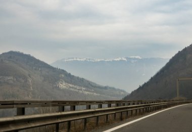 Dağların üstleri arasındaki çürüme.