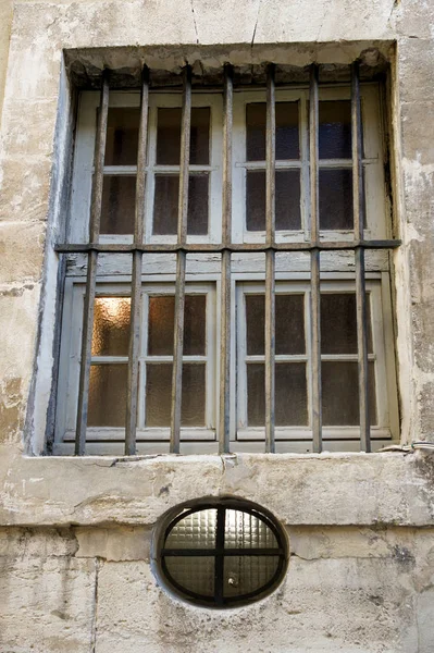 Окна в стене. — стоковое фото