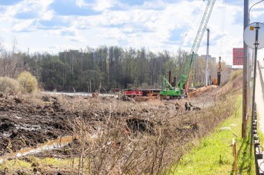 Nehirde inşaat işi. Volkhov Nehri üzerinde bir motor köprüsü inşa edilmeye başlandı.