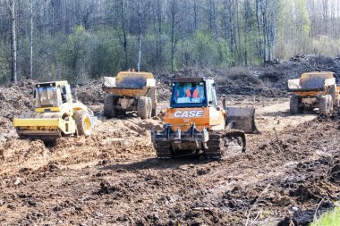 Bölgeyi yerle bir etmek için özel ekipman var. Volkhov Nehri üzerinde bir motor köprüsü inşa edilmeye başlandı.