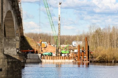 Eski köprünün yanında inşaat işi var. Volkhov Nehri üzerinde bir motor köprüsü inşa edilmeye başlandı.