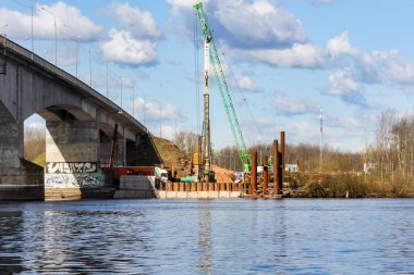 Köprü inşaatı için özel ekipman. Volkhov Nehri üzerinde bir motor köprüsü inşa edilmeye başlandı.