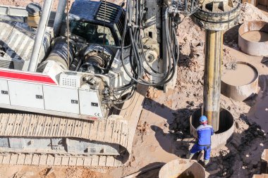 İşçiler sondaj çalışmalarını izliyor. Volkhov Nehri üzerinde bir motor köprüsü inşa edilmeye başlandı.