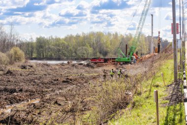 İnşaat alanı ormandan temizlendi. Volkhov Nehri üzerinde bir motor köprüsü inşa edilmeye başlandı.