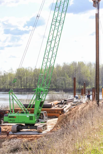 Grúa Con Carga Pluma Inicio Construcción Puente Sobre Río Volkhov — Foto de Stock