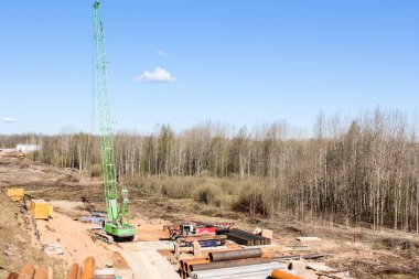 İnşaat alanında kendi kendine çalışan vinç. Volkhov Nehri üzerinde bir motor köprüsü inşa edilmeye başlandı.