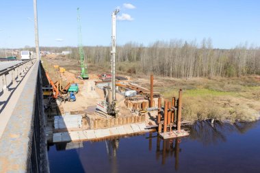 Sondaj kuyuları için özel ekipman. Volkhov Nehri üzerinde bir motor köprüsü inşa edilmeye başlandı.