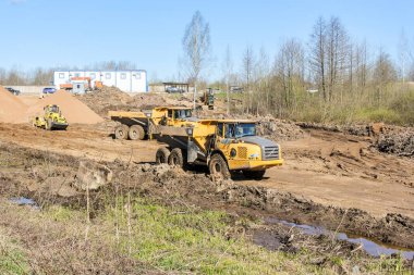 Üç akslı damperli kamyon iş başında. Volkhov Nehri üzerinde bir motor köprüsü inşa edilmeye başlandı.