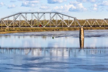 Volkhov nehri üzerindeki demiryolu köprüsü..