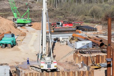 İnşaat alanında ağır ekipman var. Volkhov Nehri üzerinde bir motor köprüsü inşa edilmeye başlandı.