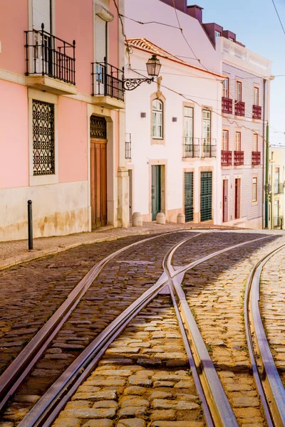 Tranvía en Alfama, Lisboa, Portugal — Foto de Stock